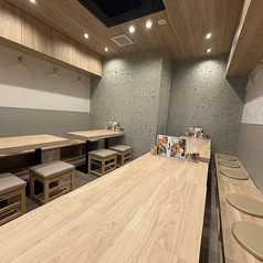 4人掛けテーブルが5席ございます。テーブルを連結させて、最大23名様までの団体様利用可能。