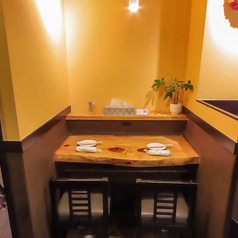 【4名様掛けのテーブル席】4名様でお掛けいただけるテーブル席を3卓ご用意。繋げることでご来店の人数に合わせたレイアウトもできます！