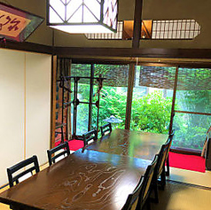 【玄海(げんかい)の間】庭の景色を楽しめる、こじんまりとしたお部屋です。特に３月には玄海つつじが咲き誇り、美しい風景が心を和ませます。２名様から８名様までご利用可能で、女子会やご家族の小さな会合に最適な空間です。