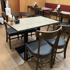 ゆったりとした4人掛けのテーブル席を多数ご用意しております◎ご家族やご友人と、本格的なタイ・インド料理を囲んで楽しいひとときをお過ごしください♪