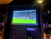 お店のテレビでは、サッカーや野球など試合のある日はスポーツ観戦しています