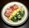 料理メニュー写真&nbsp;生ハムとメロン ルッコラ添え