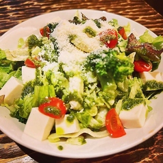 蒸し鶏と豆腐のサラダスパ ジェノベーゼソースあえ