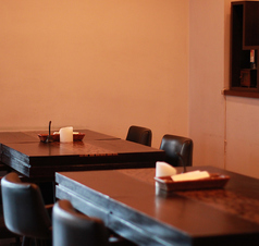 オリエンタルな落ち着いた雰囲気のテーブル席