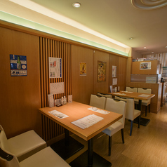 【気軽に使えるテーブル席◎】広々としたテーブル席は、木材を基調とした内装やテーブルが、温かみのある落ち着いた雰囲気を演出いたします♪お気軽な飲み会やお集まり、ご家族でのお食事にもオススメのお席です。当店自慢の新鮮なお寿司や料理を囲んで、楽しい会話とともに心温まるお食事を、存分にお楽しみいただけます！