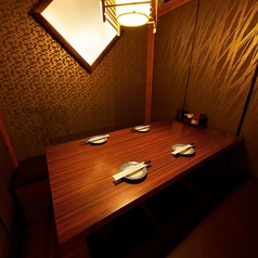 【2名様～OKの木を基調としたテーブル席を多数ご用意しております！落ち着きのある空間で日々の疲れを癒してくれます。まったり飲むも、わいわい騒ぐも、プライベート空間で周りを気にせずお楽しみいただけます♪