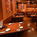 メインフロアに4名様テーブルが並んでいます。最大40名様までの宴会にも対応できます。