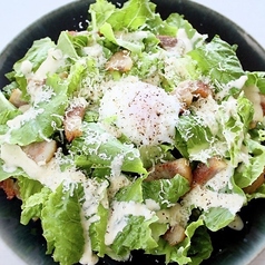 生ハムと温玉の本格シーザーサラダ