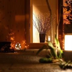 瀬戸内ノ間は坪庭を通って目の前のお部屋となります。