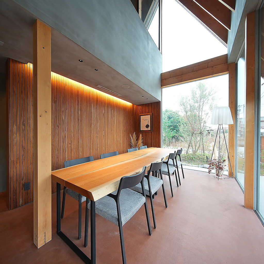 広々とした木のテーブルでゆったりお食事。頑張ったご褒美・記念日・誕生日でのご利用にもオススメ！