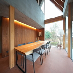 広々とした木のテーブルでゆったりお食事。頑張ったご褒美・記念日・誕生日でのご利用にもオススメ！