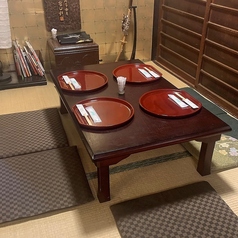 金色の壁が目を引く、古民家の趣を活かした上質な座敷席です。広々とした空間で足を伸ばして寛げるため、ご家族での会食や観光の合間のランチにぴったり。和の情緒に包まれながらゆったりとお食事を楽しめます。