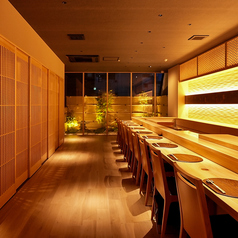 当店では、20名様以下のご利用で貸切に対応しております。会社の行事や同窓会など、さまざまなシーンに最適です。木目を基調にした明るく開放的な店内は、皆様で楽しめる空間を演出し、特別なひとときをご提供いたします。貸切の詳細については、お気軽にお問い合わせください。