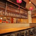 1名様からご利用いただけるカウンター席や、ゆったり過ごせるソファータイプのテーブル席など、多彩なお席をご用意しています。少人数の飲み会から中規模の集まりまで、お席を繋げて柔軟に対応可能です。落ち着いた照明の中で、時間を気にせずゆっくりとお寛ぎいただけます。