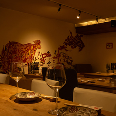 ワイングラスが煌めくカウンター席は、お一人様やカップルにおすすめの特等席。気さくなオーナーとの距離も近く、お料理に合うワインの相談もお気軽にどうぞ♪目の前で仕上げられる料理の香りを楽しみながら、大人の隠れ家らしい落ち着いた雰囲気をご堪能いただけます。自分へのご褒美や、大切な方とのデートにぜひ◎