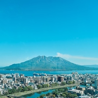最上階から望む桜島と緑に包まれるメインバー
