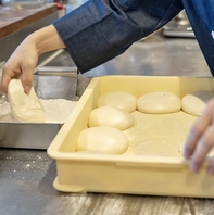 500℃の高熱石釜オーブンで、オーダーしてから手作り！