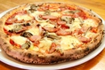 【気まぐれミックスピッツァ】モッツァレラチーズ・トマトソース・ソーセージ・きのこ・玉ねぎ・パルミジャーノレジャーノ当店人気No1のピッツァです。