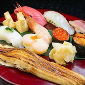 伊勢・三河湾の鮮魚を使用。江戸前寿司の伝統技法を大切にし、こだわりの魚介を使用した握り寿司をお届けしております。お寿司以外の海鮮料理も豊富に取り揃えており、季節に合わせた逸品ものもお楽しみ頂けます。