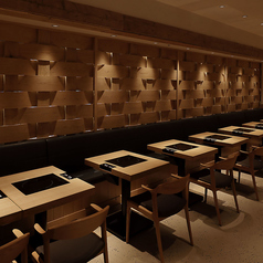 オープンフロアのテーブル席