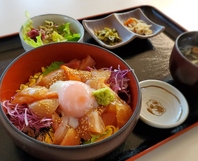 バラエティ豊かな定食が勢ぞろい