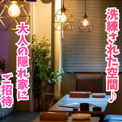 【女子会やグループ利用にぴったり◎】最大6名様までご利用いただけるゆったりとしたテーブル席をご用意しております。落ち着いた雰囲気の店内でおしゃれなお食事や豊富なドリンクを楽しめるお席となっておりますので、お仲間との飲み会や誕生日・記念日など各種お祝いの席にも最適です！ぜひ気軽にご予約ください♪