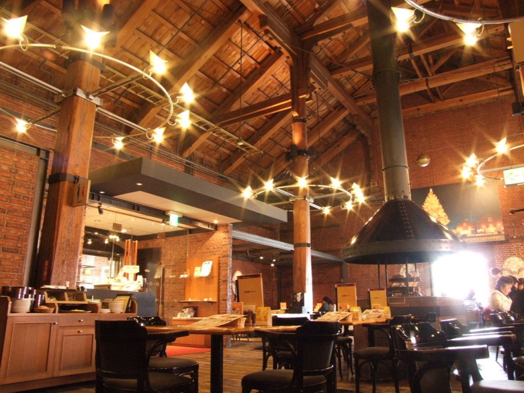 13mの高い天井と本物の赤レンガがゆとりのくつろぎ空間に。