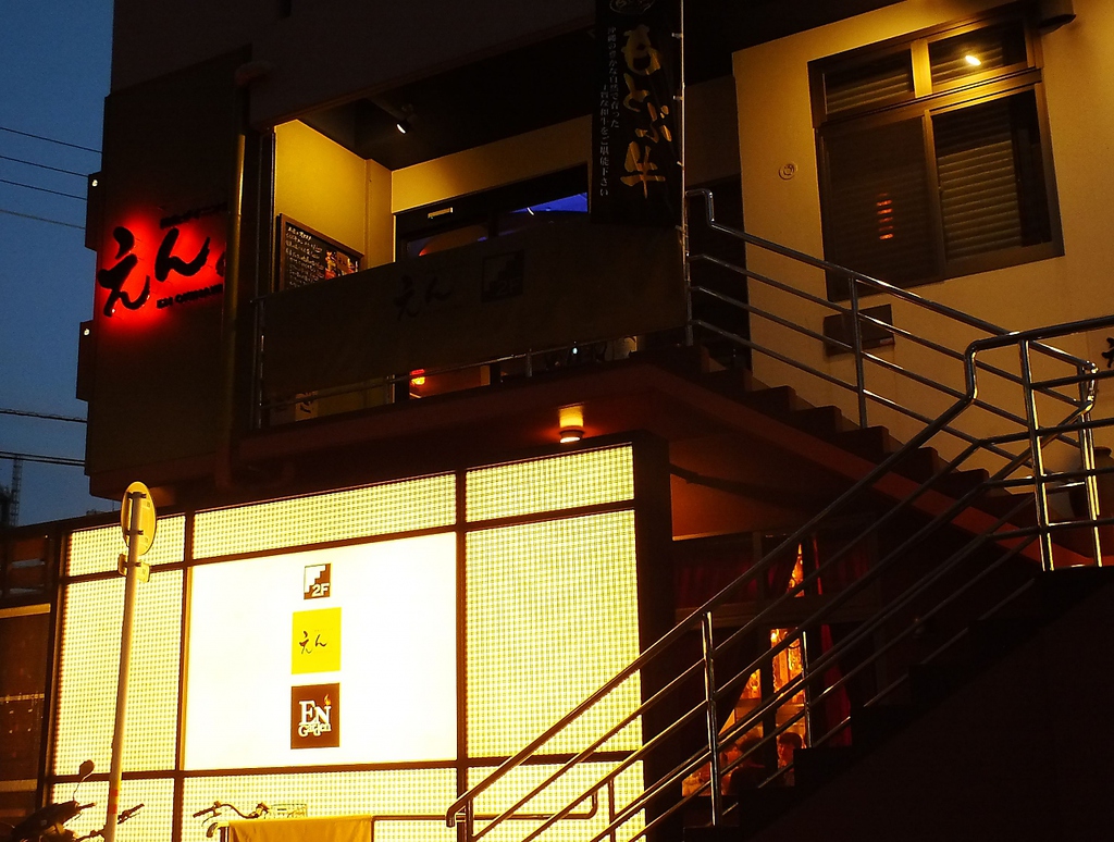 県庁前駅より徒歩4分、久茂地の病院通り沿い、2Fにございます。