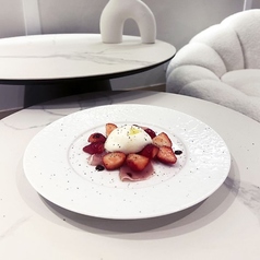 ブラッターチーズと生ハムと季節のフルーツ盛り合わせ