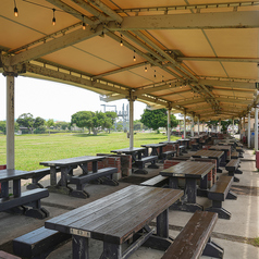 【テーブル席：6名×80卓】屋根付きだから夏でも安心！ご希望のお席がありましたらお気軽にスタッフへお声かけください！