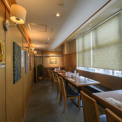 【16名様までご利用可能な個室席】温かみのある照明と和のテイストが魅力の個室席は、最大16名様までご利用いただけます。落ち着いた雰囲気の中で、お食事をゆっくりとお楽しみいただけます。木の温もりを感じる内装は、心地よい空間を演出♪ゆったりと座れるテーブル席で、プライベートなひとときをお過ごしくださいませ！