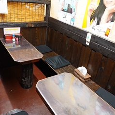 3名様から4名様掛けのテーブル席は、人数に合わせてつなげることも可能です。最大12名様までの団体様にも対応しており、各種ご宴会や打ち上げなど、幅広いシーンでご利用いただけます。駅前という好立地を活かし、お仲間同士で集まりやすい開放的な空間で、歴史ある老舗の味を心ゆくまでご堪能ください。