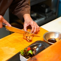 一皿に「華」を咲かせる職人技。生簀直送の鮮魚を彩る。