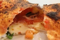 【包み焼きのピッツァ】スモークモッツァレラチーズ・ハム・バジル・フレッシュトマト・パルミジャーノレジャーノ・トマトソース（少量）特大餃子？！生地で具材を包み焼。一味違うピッツァです。