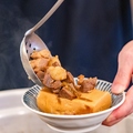料理メニュー写真 煮込みモツ豆腐