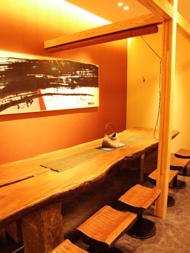 一枚の板からできたテーブル席。10名程度のお食事会にどうぞ！
