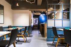 パリを思わせる可愛らしい店内4人席テーブルは2卓ご用意♪ご家族で、女子会に、歓迎会や送別会、お誕生日などのパーティーにもぴったりです♪※お席レイアウトにより4名様以上でのご利用もお席もご用意できます♪お電話にてお問い合わせください＊