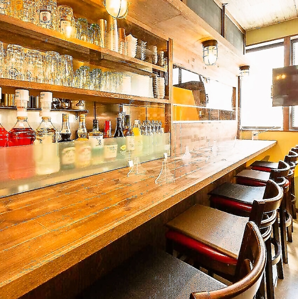 木の温もりを感じるあたたかみのある空間。インテリアにこだわったおしゃれな店内は寛ぎ空間です♪