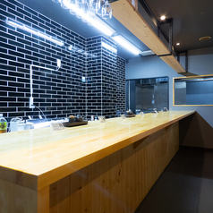 このお店は、くつろげる空間で炉端焼きを楽しむことができる場所です。カウンターには8席があり、炉端で焼かれる新鮮な食材を楽しめます。焼き上がる香ばしい匂いが漂い、食欲をそそります。職人の料理を見ながら、会話を交わし、特別なひとときを過ごせます。ご友人や大切な人とともに、心温まる食事をお楽しみください♪