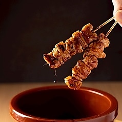 鶏の出汁を丁寧に煮出し甘辛く奥深い味わいに仕上げた自家製だれ