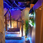 おこもり感ばっちりの個室カップルシート★幻想的なブルーライト席や洞窟席など様々な種類をご用意★