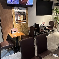 壁際に配置され落ち着いた雰囲気が漂う空間。テレビやおしゃれなインテリアを眺めながら、ゆっくりと会話やお酒を楽しめます。友人同士のサシ飲みやデートにもぴったりで、周囲を気にせずくつろげるのが魅力。飲み放題プランと合わせて、ゆったり過ごすひとときをお楽しみください。