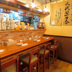 【普段使いできるカウンター席】おひとり様の気軽なご来店も歓迎！2名がけカウンター席も2つご用意しておりますので、デート利用も◎