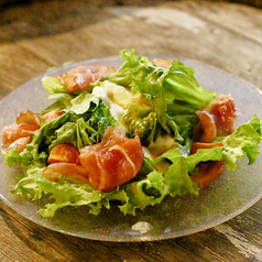 生ハムと半熟卵のサラダ