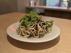干し豆腐とオリーブのブラックペッパー和え
