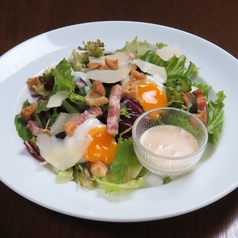 ベーコンと半熟卵、ブラックオリーブのシーザーサラダ