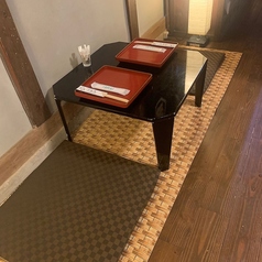 和紙の照明が優しく灯る、落ち着いた雰囲気の2人掛け座敷席です。プライベート感が保たれた静かな空間は、大切な方との記念日やデートに最適。古民家ならではの温もりを感じながら、至福の時間を過ごせます。