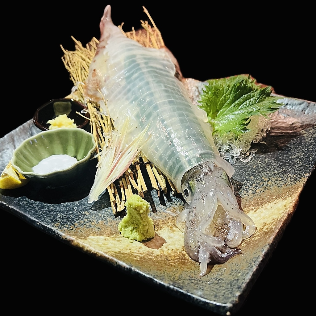 当店名物！活イカ姿造りあります。※予約要（期間限定・ 仲春から晩春）