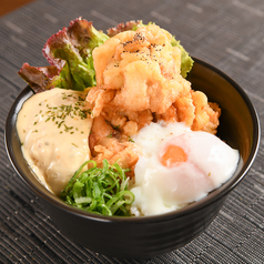 炭火焼き鳥丼/明太高菜飯/タルタルとり天丼　温玉添え