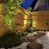 店内から眺める事の出来る庭園は心斎橋に居る事を忘れさせてしまう特別な空間。温かみのある照明と木目を基調とした店内でこだわり食材を使用した料理をぜひ、ご堪能ください。